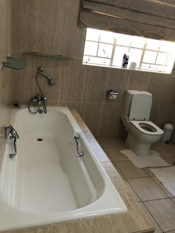 Khuvena Guesthouse Randburg Exterior photo