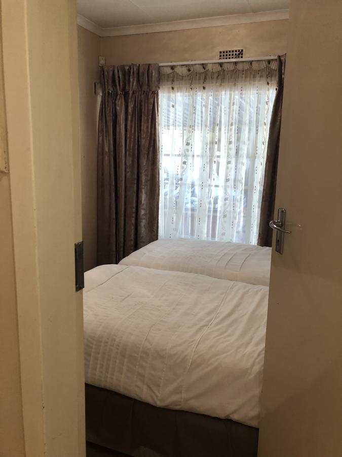 Khuvena Guesthouse Randburg Exterior photo